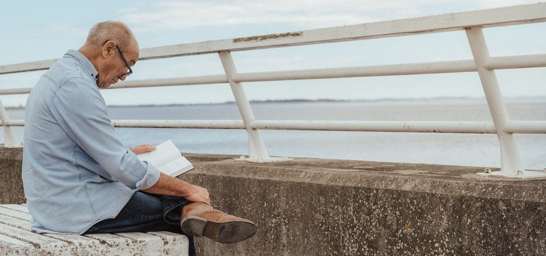 Top 12 Books Every B2B Sales Leader Should Read This Summer