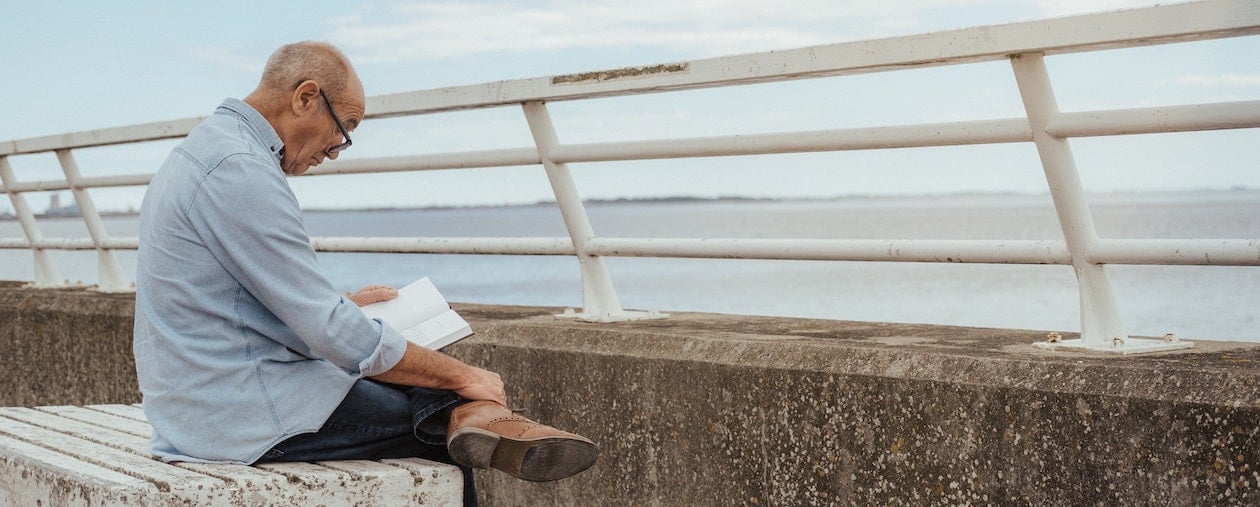 Top 12 Books Every B2B Sales Leader Should Read This Summer